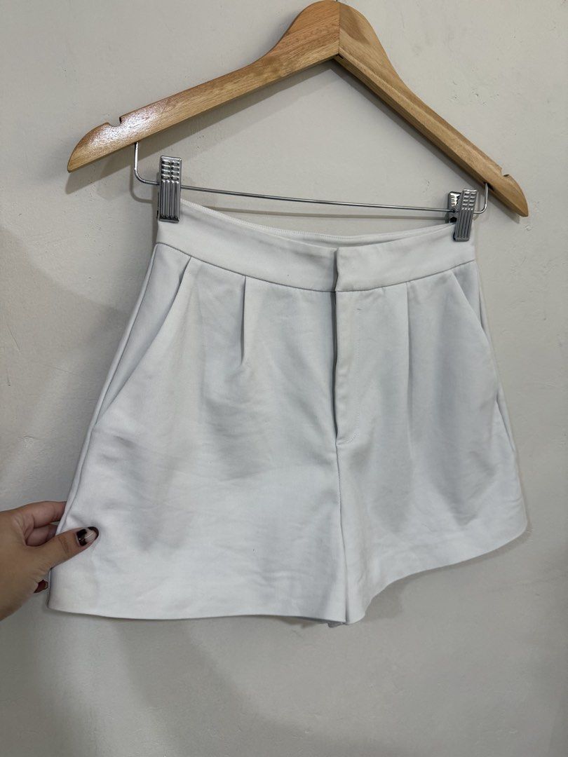 Love Bonito Off White Shorts (Category: Shorts) located in Manila. Submitted by morningthrifters (Listing ID 1470478116, Image 2). Description: 📝Love, Bonito off white tailored high-waisted shorts, featuring an A-line silhouette, structured front pleats, slant side pockets, and a clean front fly closure. 📐 Size 25-26 💗 Second time buyers has a free item, follow me to get updated. ⚠️ Please make sure you want this item before purchasing, Feel f