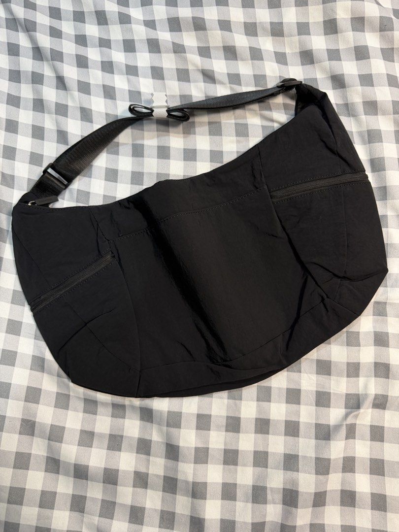 Lululemon Large Slouchy Sling Bag Black (Category: Cross-body Bags) located in Makati City. Submitted by gigidvd (Listing ID 1470444943, Image 2). Description: - Brand new Classic Black Slouchy Sling Bag - Curved silhouette that tucks close to the body - Adjustable shoulder strap for a custom fit - Storage: Zippered main compartment with interior organization pockets.
