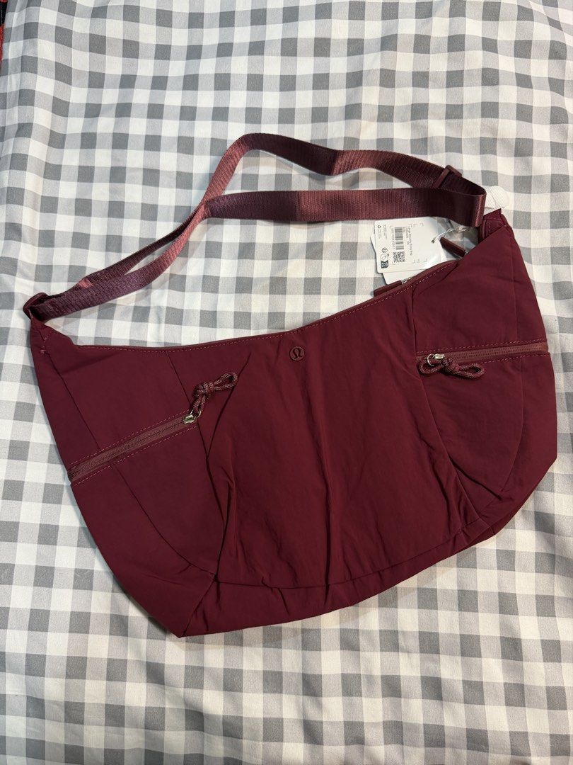 Lululemon Large Slouchy Sling Bag Maroon (Category: Cross-body Bags) located in Makati City. Submitted by gigidvd (Listing ID 1470444946, Image 1). Description: - Brand new Light Classic Maroon Slouchy Sling Bag - Curved silhouette that tucks close to the body - Adjustable shoulder strap for a custom fit - Storage: Zippered main compartment with interior organization pockets.