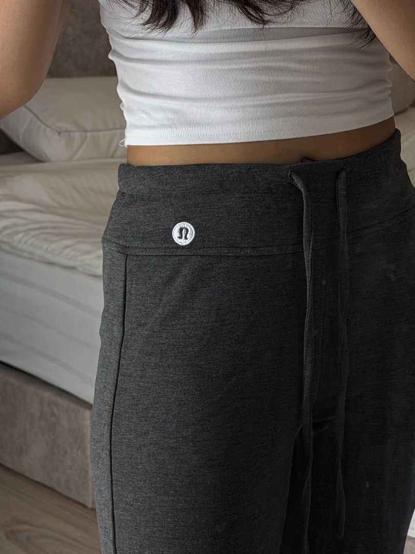 Mobil Capris Lululemon Pants, Women's Fashion, Activewear on Carousell