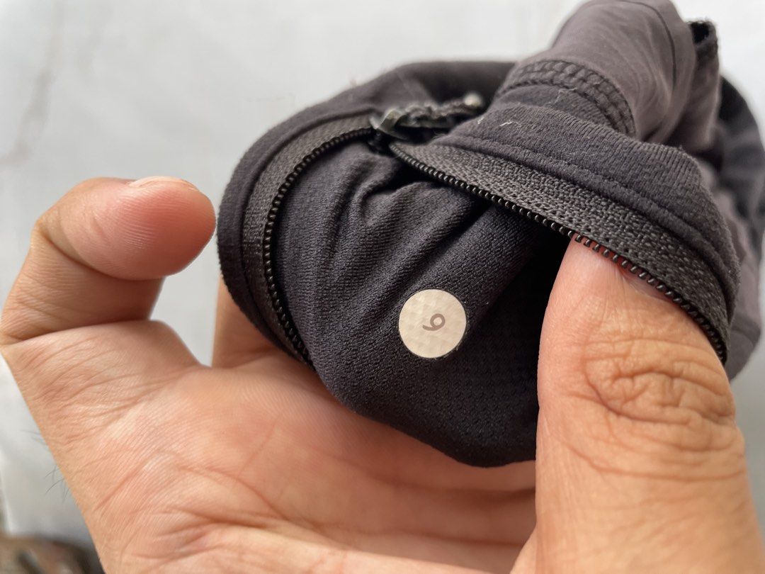 Lululemon short(dot6) (Category: Activewear) located in New Bataan. Submitted by rebisa.404 (Listing ID 1470408226, Image 3). Description: Lululemon short Dot6 30 waist 7 length Need wash No issue.