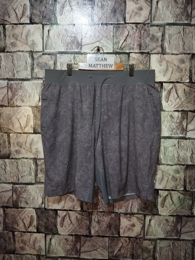 Lululemon T.H.E. Short (Category: Activewear) located in Los Banos. Submitted by streetthrift_ph (Listing ID 1470349490, Image 1). Description: Lululemon T.H.E. Short Cut maintag Size XL Waistline : 34-42 Stretch Length : 20.5 Hem : 12 Inseam : 10" With inner cycling Excellent condition Price : 2180 only Free Shipping! Payment first ✅ Mop : Gcash only Courier : J&T Express 📍 Los Baños Laguna Thanks!.