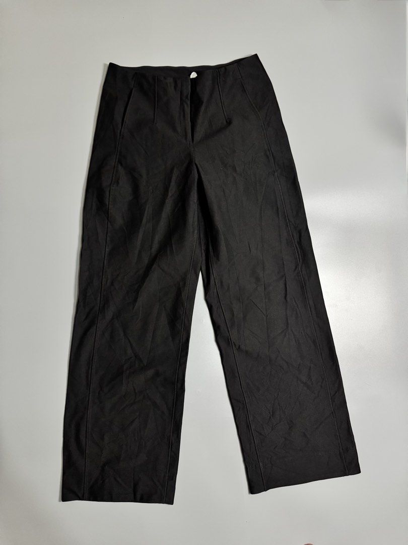 Lululemon Trousers (Category: Other Bottoms) located in Sipalay. Submitted by collidethrift (Listing ID 1470513129, Image 2). Description: WTS❗️ Lululemn Womens Relaxed Fit Mid Rise Trouser Size Large Waist 30-32 Length 42 Good as new condition No issue 1200 freeship PM me if interested 📩.