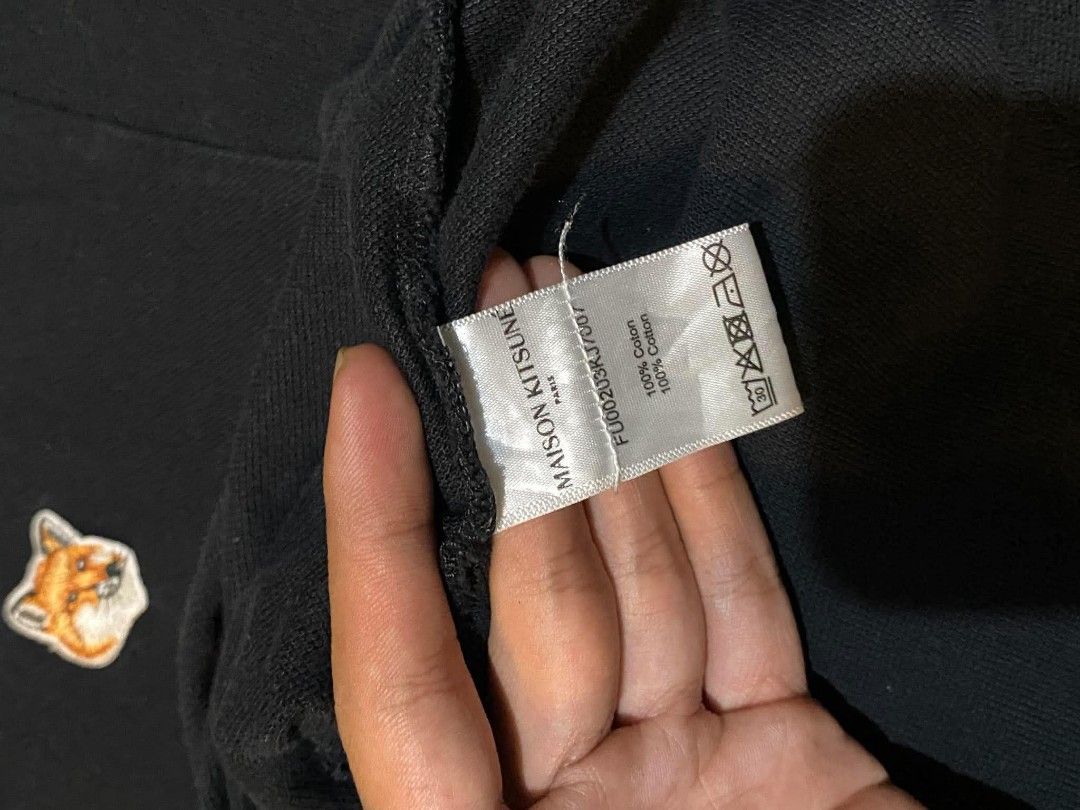 Maison Kitsuné Fox Head Patch Polo Shirt Black XL (Category: Tshirts & Polo Shirts ) located in Manila. Submitted by thrift_sta.20 (Listing ID 1470375821, Image 2). Description: - Brand: Maison Kitsuné - Style: Classic black polo shirt - Size: XL - Material: 100% cotton - Details: Iconic embroidered fox head patch, 3-button placket - Perfect for smart-casual everyday wear.