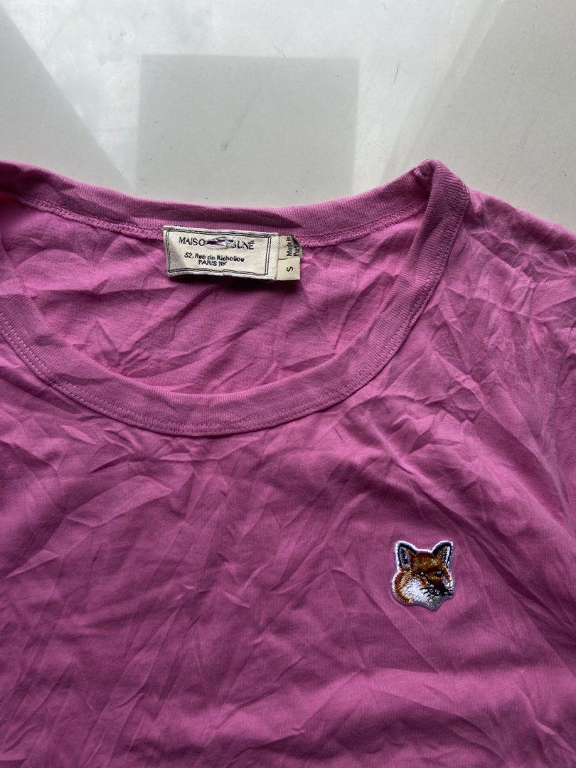 Maison Kitsune Pink Fox Tee (Category: Shirts) located in Panabo. Submitted by thrifty.red (Listing ID 1470372959, Image 2). Description: width:16.5 length:23 Excellent Condition.