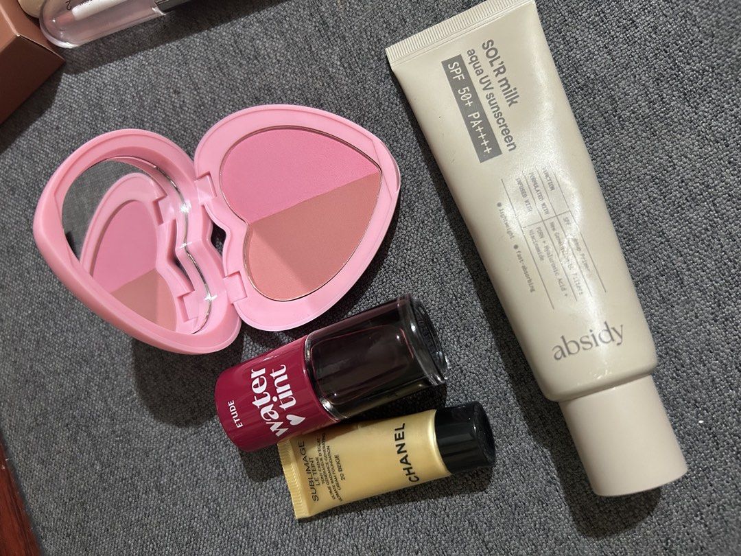 Make up bundle (Category: Makeup) located in Manila. Submitted by prelovedtin.1016 (Listing ID 1470521559, Image 2). Description: Chuchu peach pie- Swatch only Ansidy primer/Suscreen- 90% full Etude water tint- 95% full Chanel sublimage 5ml - 90% full .