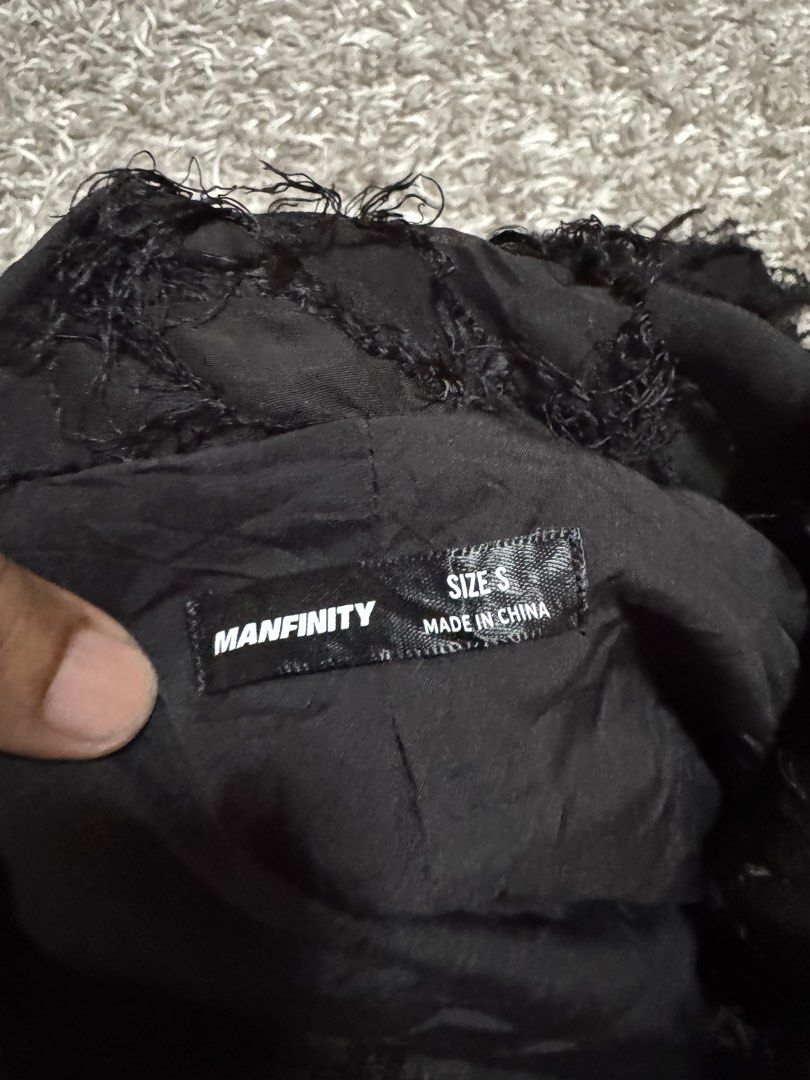 Manfinity (Category: Coats, Jackets and Outerwear) located in Tumpat. Submitted by deqla2727 (Listing ID 1470424030, Image 3). Description: Manfinity saiz S pit23.5 lbuh29 bhu19 sleve23.5 cndn9/10 call,wsap0129636410 C39.