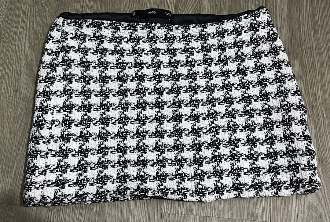 Mango Tweed Mini Skirt (Category: Skirts) located in Manila. Submitted by beabeep (Listing ID 1470471790, Image 3). Description: .