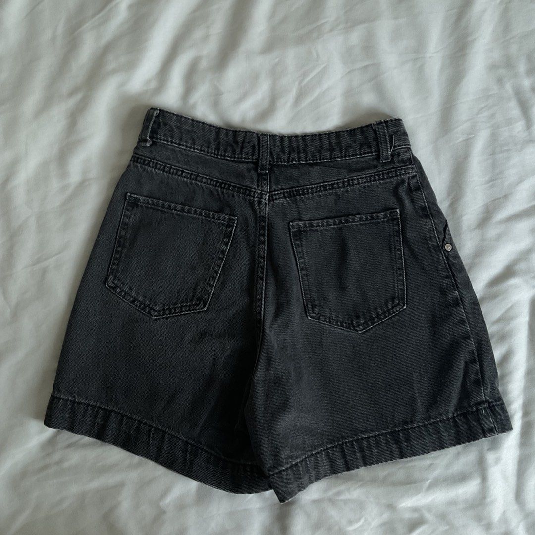 Mango Washed Black Shorts (Category: Shorts) located in Quezon City. Submitted by declutter.chek (Listing ID 1470504368, Image 2). Description: Good condition! Size W25 Doesn’t fit me anymore ☹️.