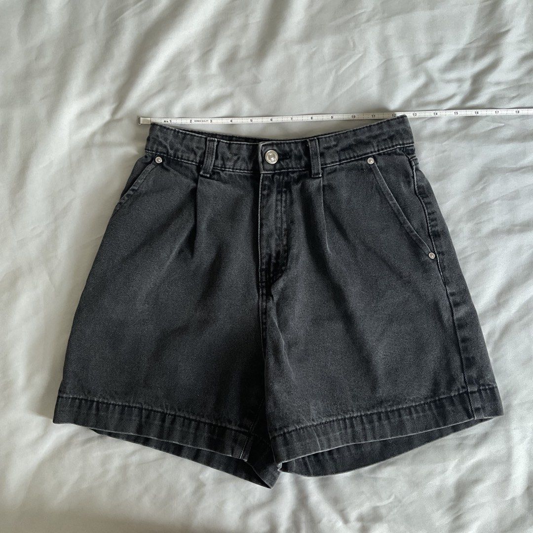Mango Washed Black Shorts (Category: Shorts) located in Quezon City. Submitted by declutter.chek (Listing ID 1470504368, Image 3). Description: Good condition! Size W25 Doesn’t fit me anymore ☹️.