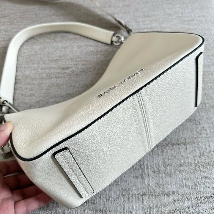 Marc Jacob Hobo Drifter (Category: Cross-body Bags) located in Pasig City. Submitted by titalana2011991 (Listing ID 1470353430, Image 2). Description: .