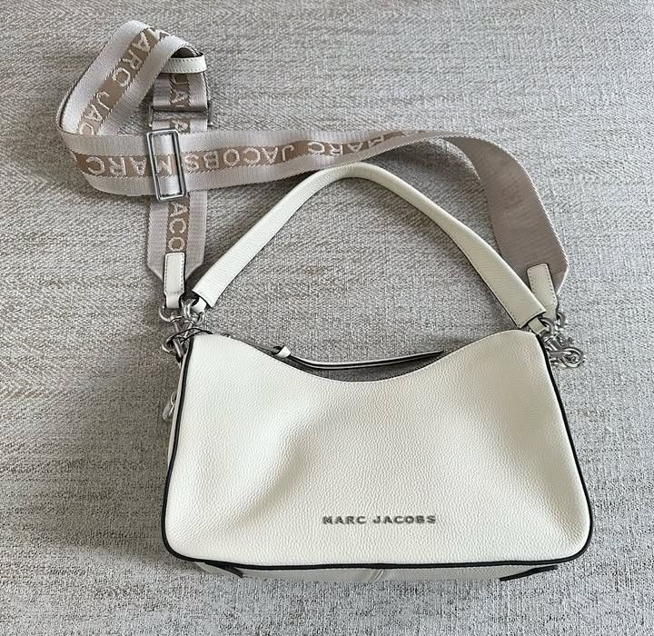 Marc Jacob Hobo Drifter (Category: Cross-body Bags) located in Pasig City. Submitted by titalana2011991 (Listing ID 1470353430, Image 1). Description: .