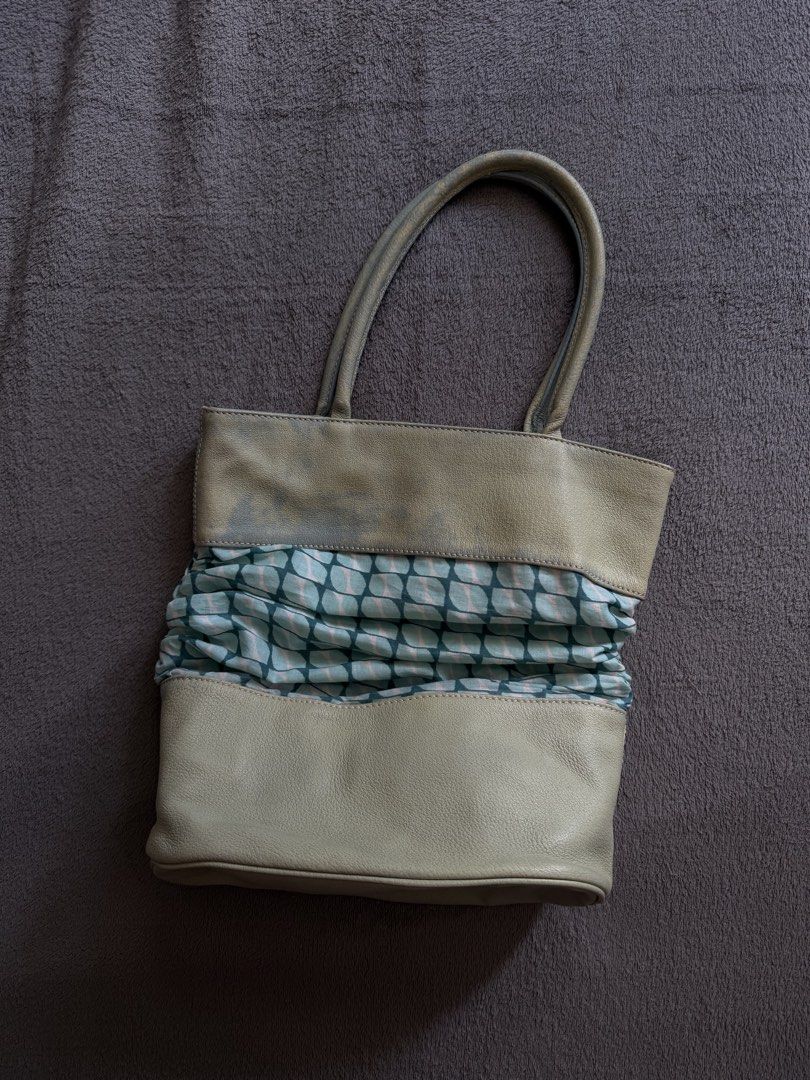 Marni Collapsible Bag (Category: Luxury Bags & Wallets) located in Lipa City. Submitted by bagabonds (Listing ID 1470398107, Image 1). Description: ‼️ With leather smell‼️ -The middle part is cloth and can be adjusted to make it longer - Has "Made in Italy" Tag inside -Good beach bag Drop your offers .