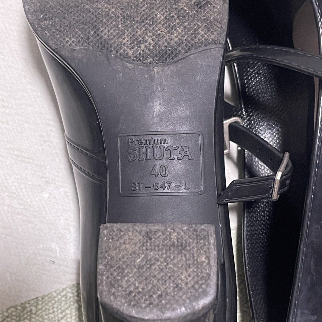 Mary Jane Block Heels (Category: Heels) located in Pasig City. Submitted by sirendiva_ (Listing ID 1470450739, Image 3). Description: - 2 inches block heels - shows worn flaws in the pics - size 40/us 9 - sobrang sikip na sakin, fave ko pa naman 🥲.