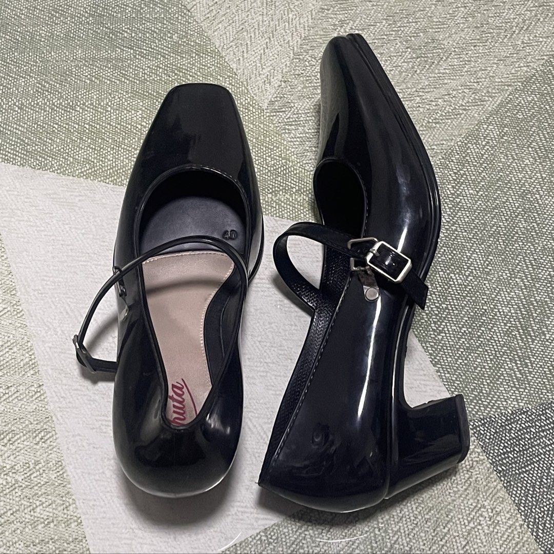 Mary Jane Block Heels (Category: Heels) located in Pasig City. Submitted by sirendiva_ (Listing ID 1470450739, Image 1). Description: - 2 inches block heels - shows worn flaws in the pics - size 40/us 9 - sobrang sikip na sakin, fave ko pa naman 🥲.