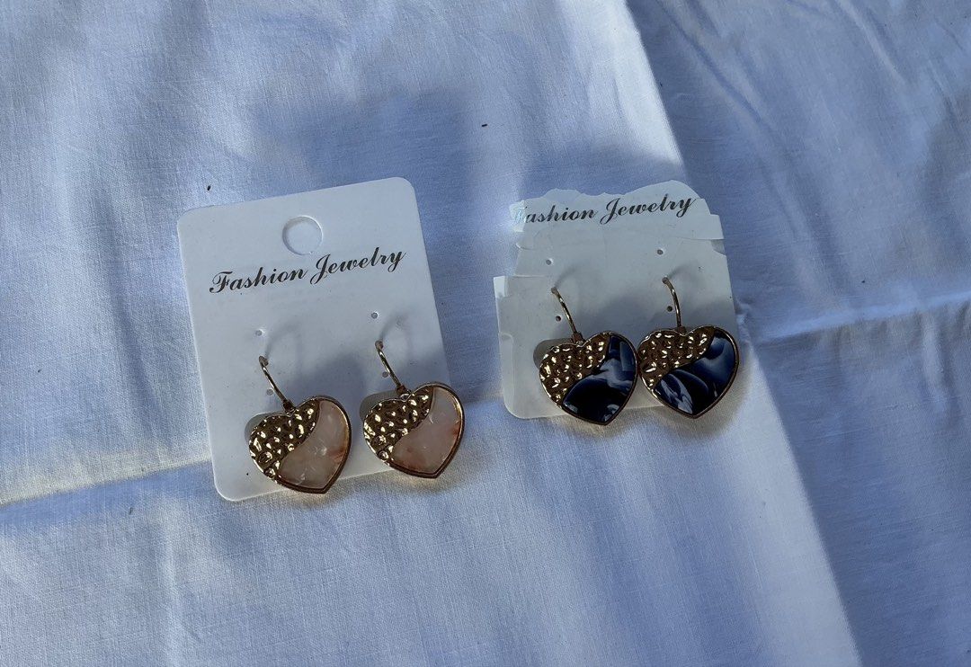 Matchy Earrings Pink and Blue (Category: Earrings) located in Pinamalayan. Submitted by _dragonfly (Listing ID 1470375094, Image 1). Description: 100 take both.