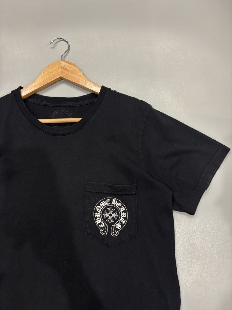 Men’s Crome Hearts Tshirt (Category: Tshirts & Polo Shirts ) located in Cebu City. Submitted by clylejavan060400 (Listing ID 1470472717, Image 2). Description: Men’s Chrome Hearts Tshirt ▪️Size S-Medium ▪️Width 17 ▪️Length 27 ▪️Very good condition ▪️No issue ♻️₱350.00♻️.