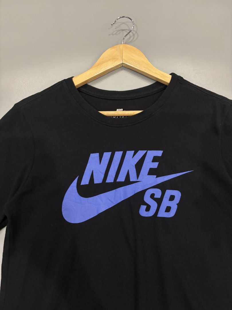 Men’s Nike Sb shirt (Category: Tshirts & Polo Shirts ) located in Cebu City. Submitted by clylejavan060400 (Listing ID 1470471494, Image 3). Description: Men’s Nike SB Tshirt ▪️Size Small ▪️Width 17 ▪️Length 26.5 ▪️Excellent ▪️No issue ♻️₱350.00♻️.