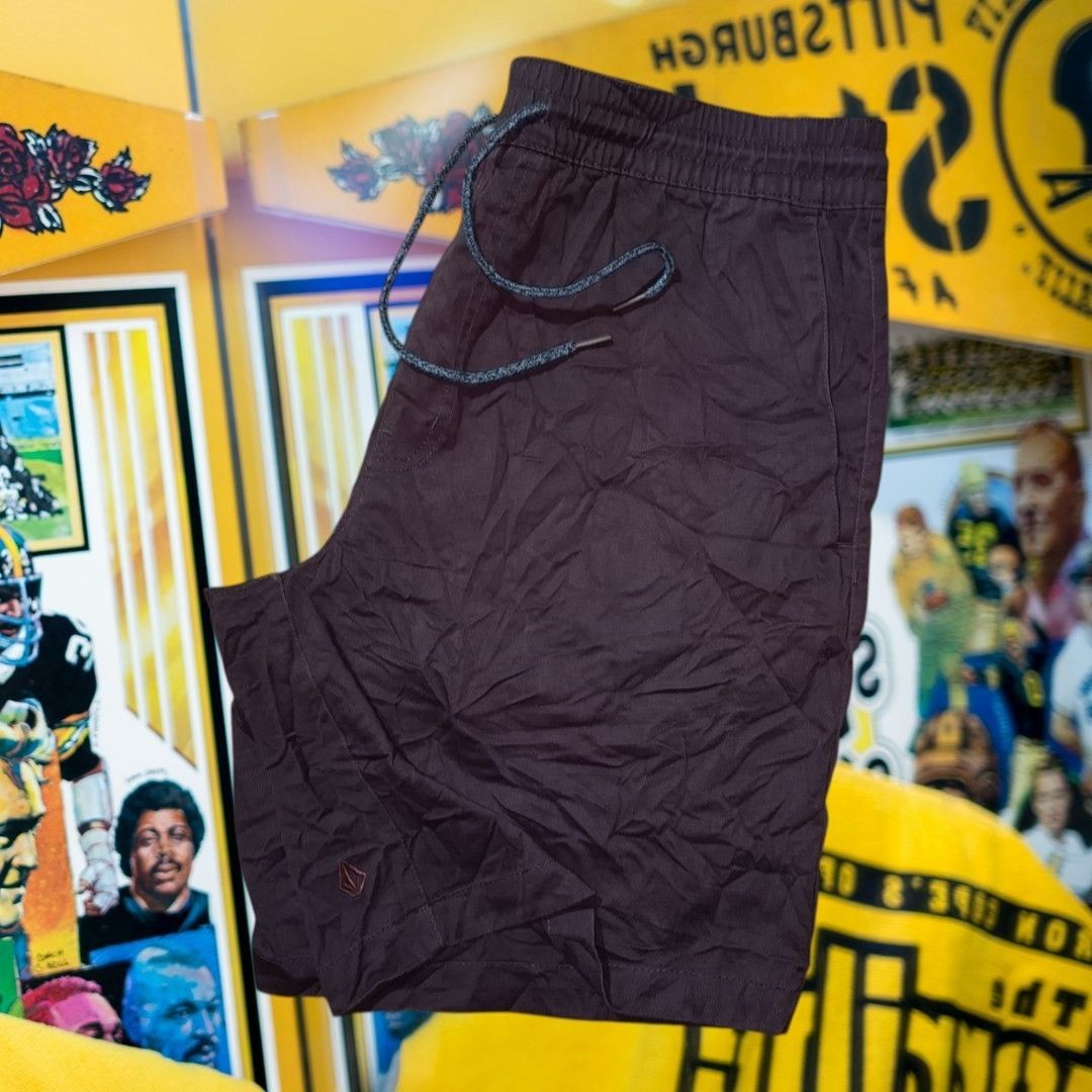 MEN'S VOLCOM WALK ELASTICATED WAIST SHORT CHOCO BROWN🔥🥶 (Category: Activewear) located in Puerto Princesa. Submitted by ryanchristian25 (Listing ID 1470532223, Image 1). Description: MEN'S VOLCOM WALK ELASTICATED WAIST SHORT CHOCO BROWN🔥🥶 📌 SIZE-XL 📌 WAIST-34X36 📌 LENGTH-19 📌 LEG HOLE-12 📌 COLORATE-10/10 📌 TINY SMALL WHITE LINE 📌 NOT VISIBLE 📌 ASNEW CONDITION ₱ 980 SHIPPED LOCATION PUERTO PRINCESA CITY PALAWAN.
