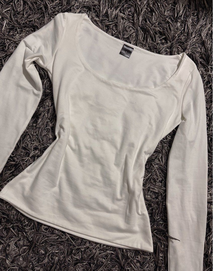 MERA LONGSLEEVE TOP (Category: Others Tops) located in Manila. Submitted by coleenb_ (Listing ID 1470512318, Image 1). Description: .