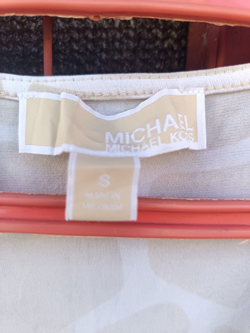 Michael kors (Category: Blouses) located in Aroroy. Submitted by vin2za06 (Listing ID 1470349896, Image 2). Description: The image shows a beige and cream giraffe-print blouse from Michael Kors featuring a V-neckline with a gold-toned front zipper.