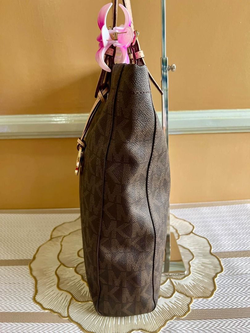 Michael Kors “Jet Set” Shoulder Bag (Category: Tote Bags) located in Quezon City. Submitted by bellafashion08 (Listing ID 1470504032, Image 2). Description: Dimension: - Height = 12 in. - Length = 12 in. * From U.S * Nice in actual .
