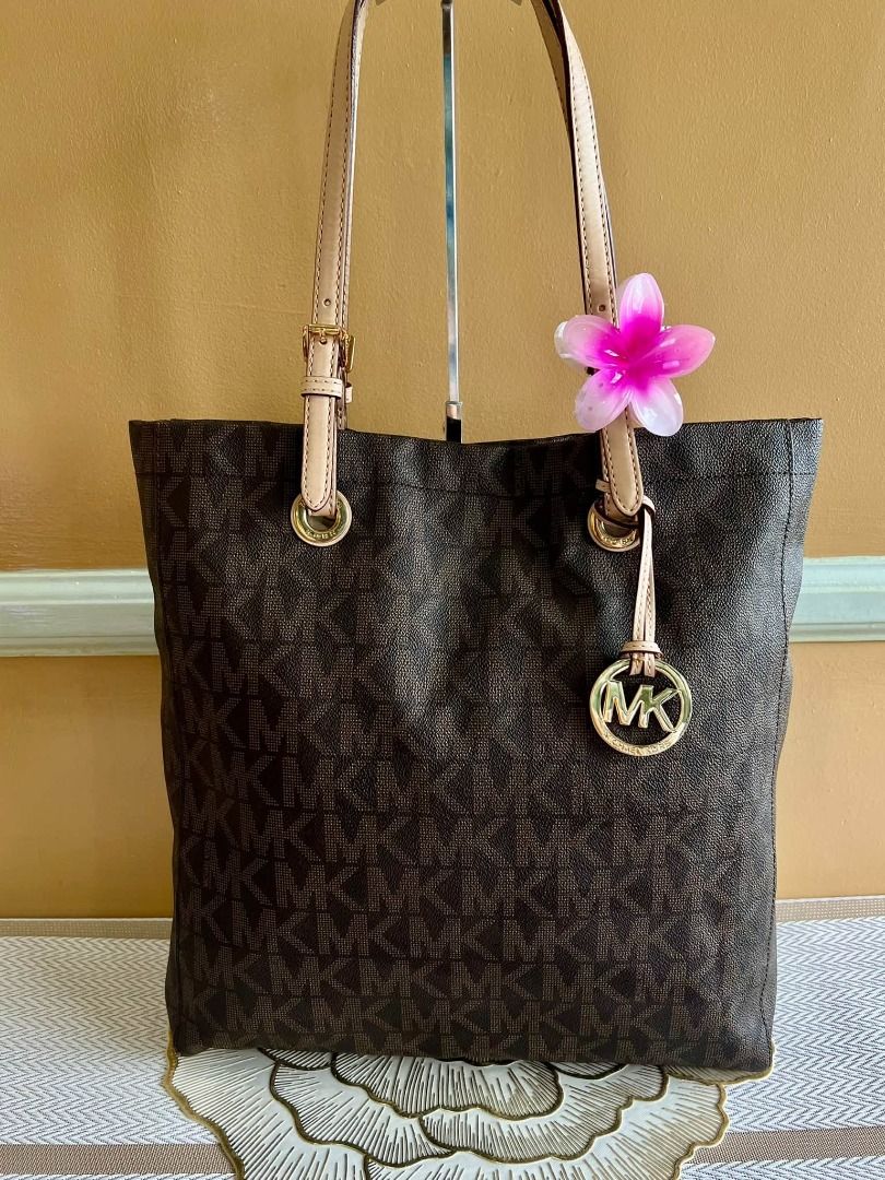 Michael Kors “Jet Set” Shoulder Bag (Category: Tote Bags) located in Quezon City. Submitted by bellafashion08 (Listing ID 1470504032, Image 3). Description: Dimension: - Height = 12 in. - Length = 12 in. * From U.S * Nice in actual .