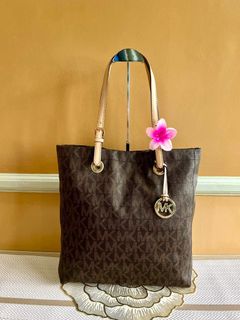 (Category: ) located in . Submitted by bellafashion08 (Listing ID 1470504032, Image 1). Description: .