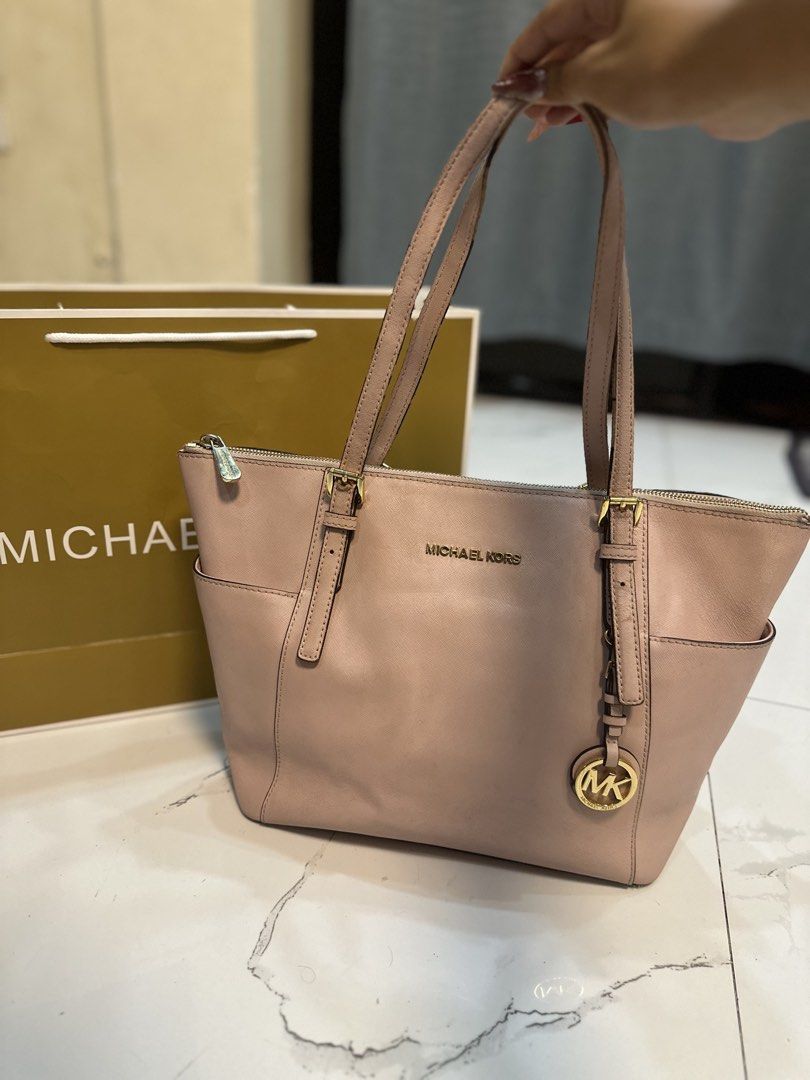 Michael Kors Jet Set Tote Bag Blush Pink (Category: Sling Bags) located in Quezon City. Submitted by annaffordableshop (Listing ID 1470466321, Image 1). Description: Saffiano Leather Authentic No major issues Rubber lining needs replacement.