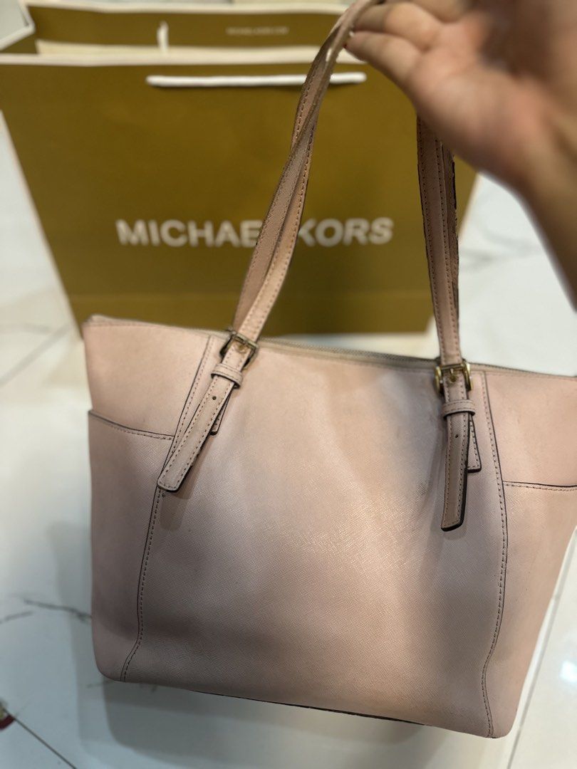 Michael Kors Jet Set Tote Bag Blush Pink (Category: Sling Bags) located in Quezon City. Submitted by annaffordableshop (Listing ID 1470466321, Image 2). Description: Saffiano Leather Authentic No major issues Rubber lining needs replacement.