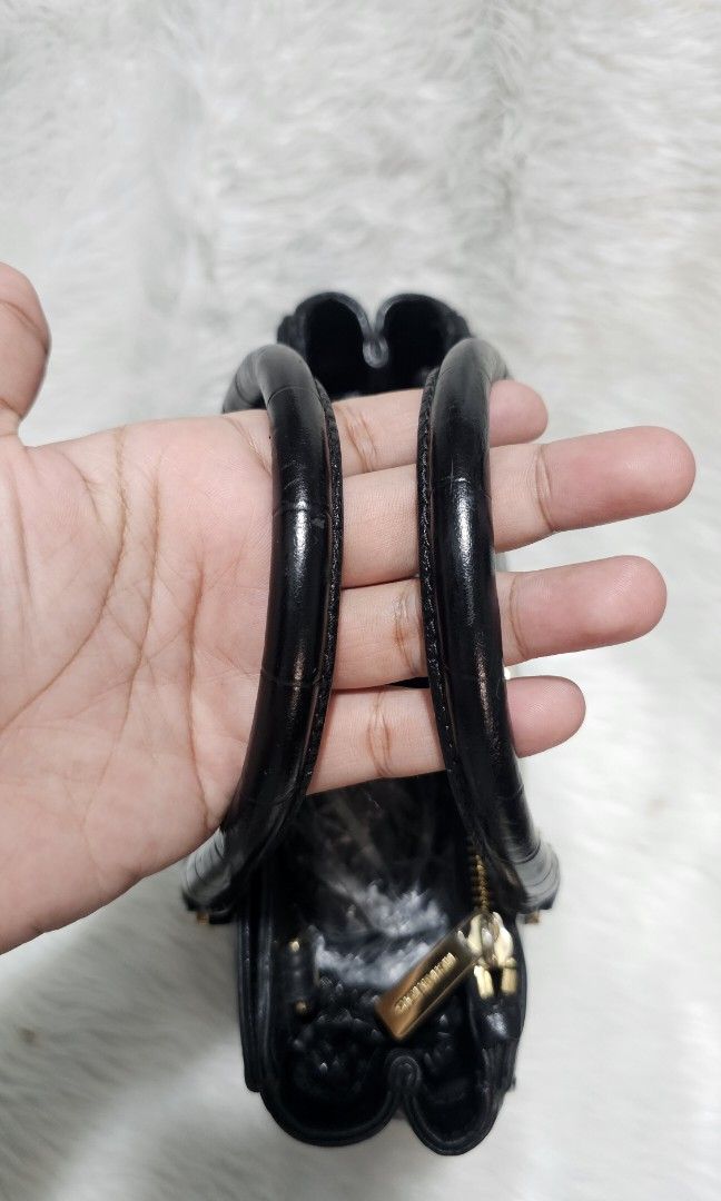 MICHAEL KORS KELLEN XS SATCHEL (Category: Shoulder Bags) located in Bulacan. Submitted by misyeljane (Listing ID 1470429224, Image 3). Description: PRELOVED MK KELLEN XS SATCHEL EMBOSSED CROCODILE LEATHER 2 WAY BAG STRUCTURED SATCHEL ADJUSTABLE BSLT STRAP MINIMAL SIGNS OF USE PM FOR MORE INFO.