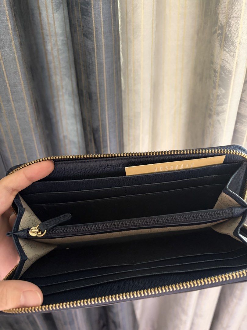 Michael Kors long wallet (Category: Wallets & Card Holders) located in Quezon City. Submitted by jocelyn__18 (Listing ID 1470389844, Image 2). Description: Authentic! Super sturdy.