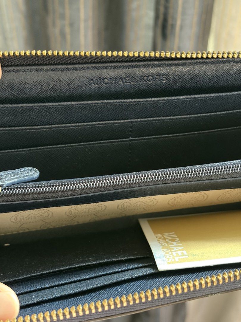 Michael Kors long wallet (Category: Wallets & Card Holders) located in Quezon City. Submitted by jocelyn__18 (Listing ID 1470389844, Image 3). Description: Authentic! Super sturdy.