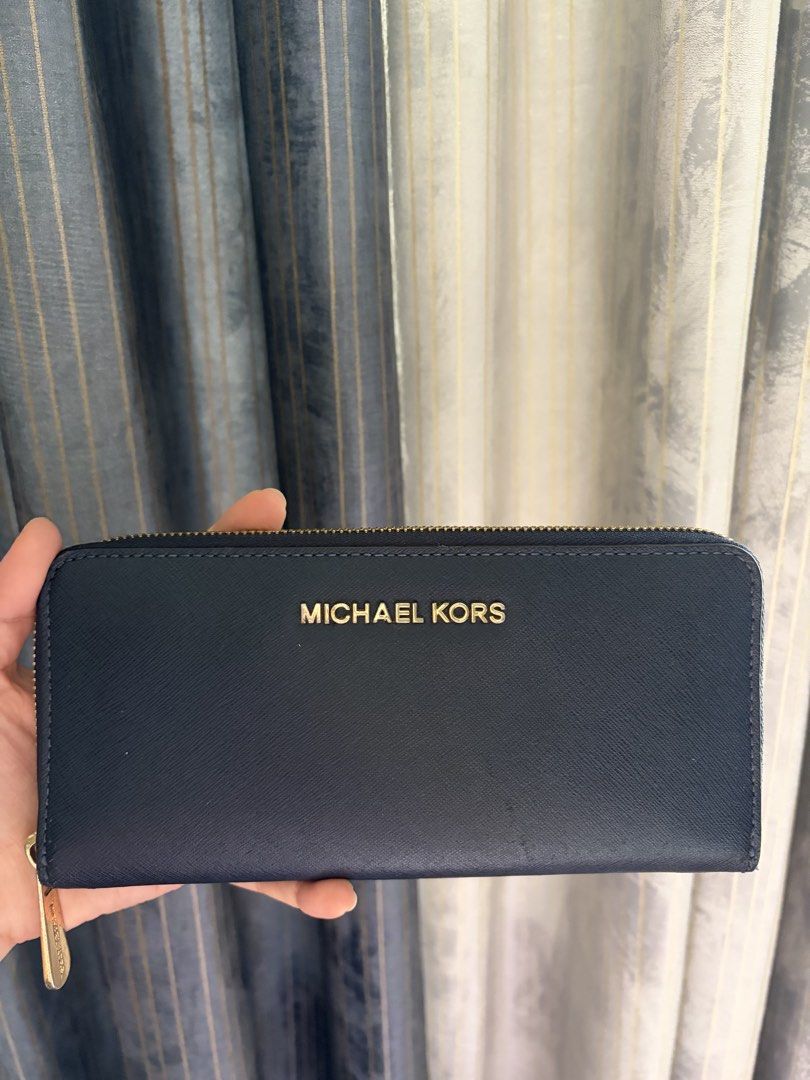 Michael Kors long wallet (Category: Wallets & Card Holders) located in Quezon City. Submitted by jocelyn__18 (Listing ID 1470389844, Image 1). Description: Authentic! Super sturdy.