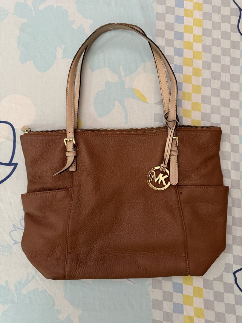 Michael Kors Tote bag (Category: Luxury Bags & Wallets) located in Caloocan City. Submitted by redkooky (Listing ID 1470394202, Image 1). Description: Authentic genuine leathere. Damage natural wear and tear. .