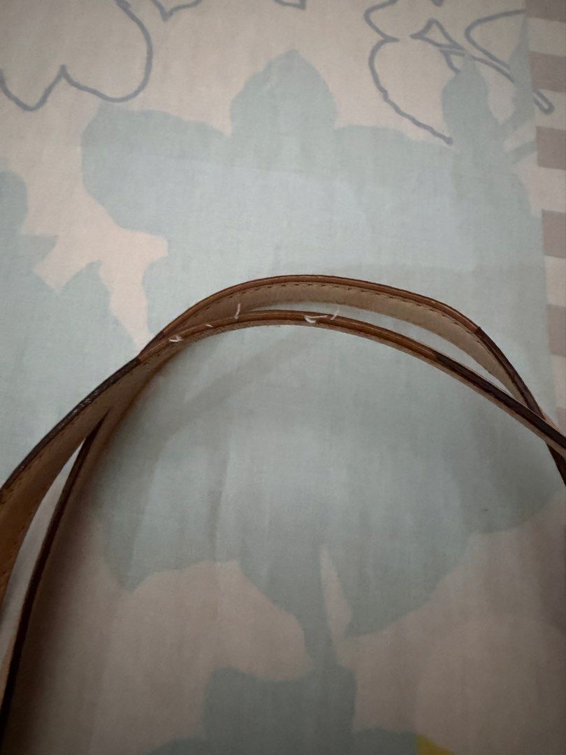 Michael Kors Tote bag (Category: Luxury Bags & Wallets) located in Caloocan City. Submitted by redkooky (Listing ID 1470394202, Image 2). Description: Authentic genuine leathere. Damage natural wear and tear. .