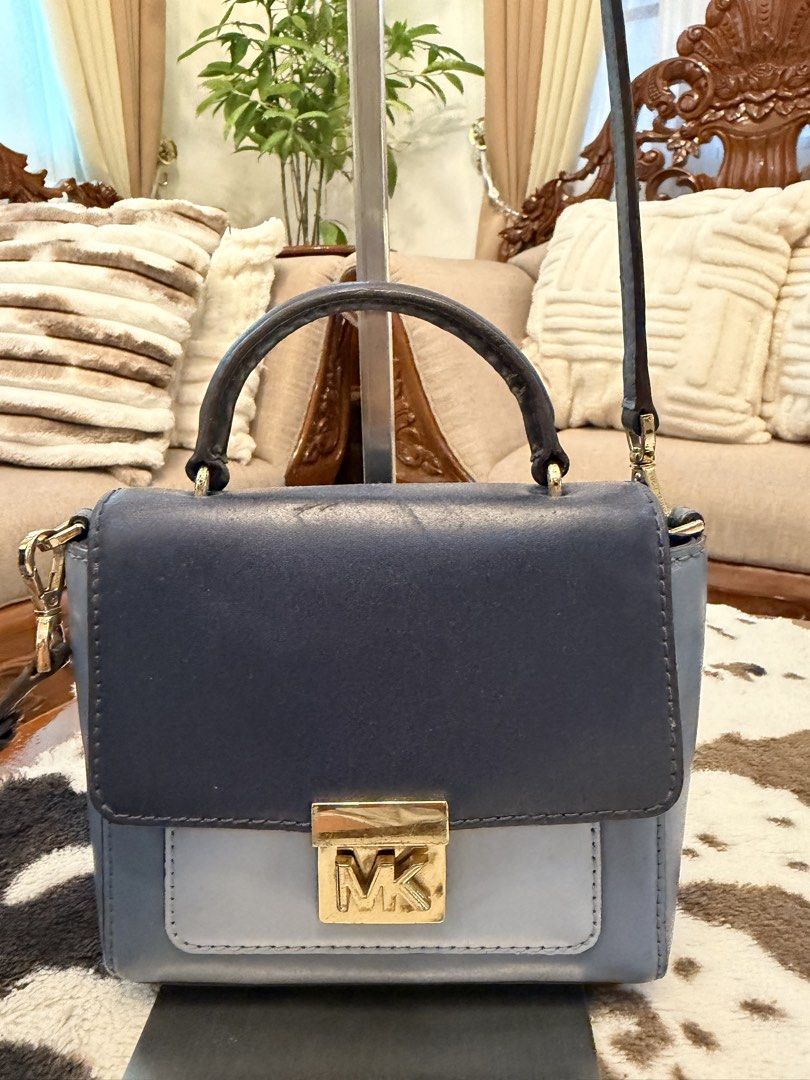 Michael Kors Two-Tone Blue Crossbody Bag (Category: Cross-body Bags) located in Santiago. Submitted by yrellagnoihsaf (Listing ID 1470352053, Image 2). Description: Orig MK MINI sling bag with sign of usage maayos pa pwede pa pang rampa kasya small wallet and regular c phone onlee 💋💋💋.