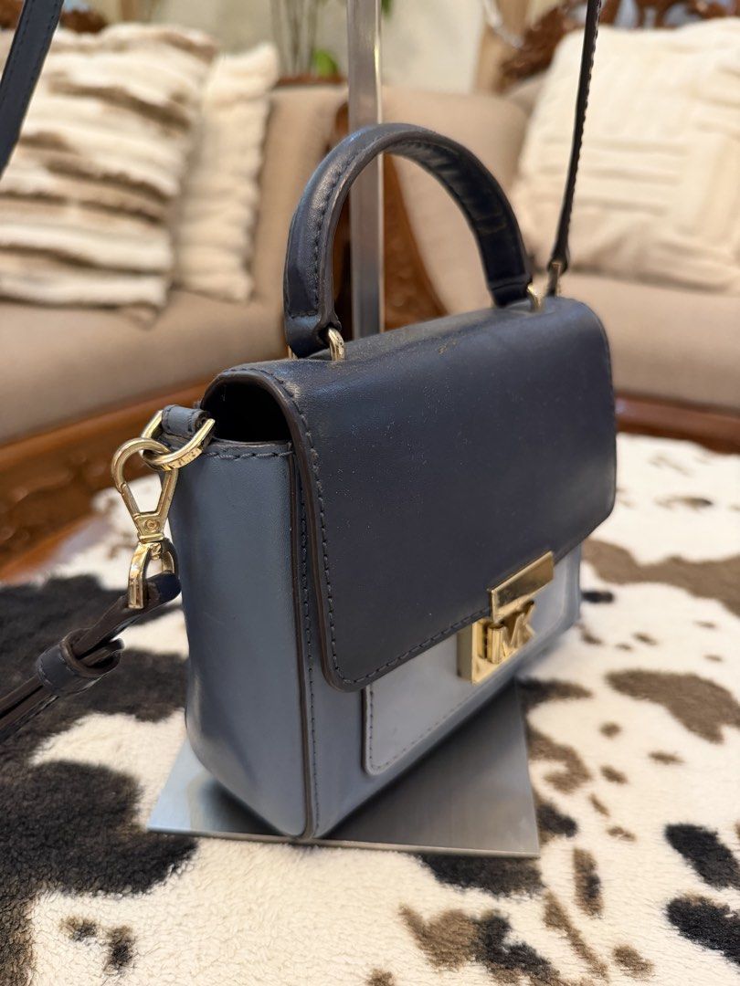 Michael Kors Two-Tone Blue Crossbody Bag (Category: Cross-body Bags) located in Santiago. Submitted by yrellagnoihsaf (Listing ID 1470352053, Image 3). Description: Orig MK MINI sling bag with sign of usage maayos pa pwede pa pang rampa kasya small wallet and regular c phone onlee 💋💋💋.