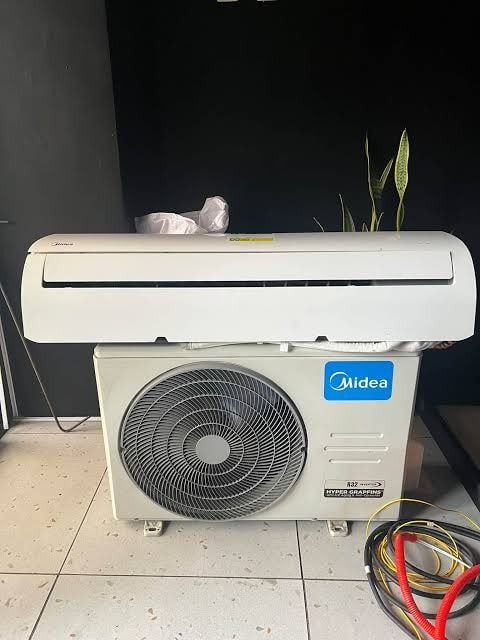 Midea Split Air Conditioner Indoor and Outdoor Units (Category: Air Conditioning and Heating) located in Makati City. Submitted by jhentuball49023 (Listing ID 1470384627, Image 2). Description: Selling Midea split-type 2.5hp air conditioner with indoor and outdoor units Condition: Good working order, no repair or any issue! Good as new! Gagamitin nalang!.
