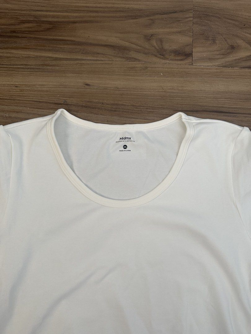 Midmx White Scoop Neck T-shirt 2XL (Category: Shirts) located in Paranaque City. Submitted by declutterwyae (Listing ID 1470366206, Image 2). Description: Midmx scoop neck t-shirt in white. Short sleeves, solid pattern, clean basic style for everyday wear. Tag still attached on the hem, never worn before. Size 2XL marked on the inner collar label. Made in China..