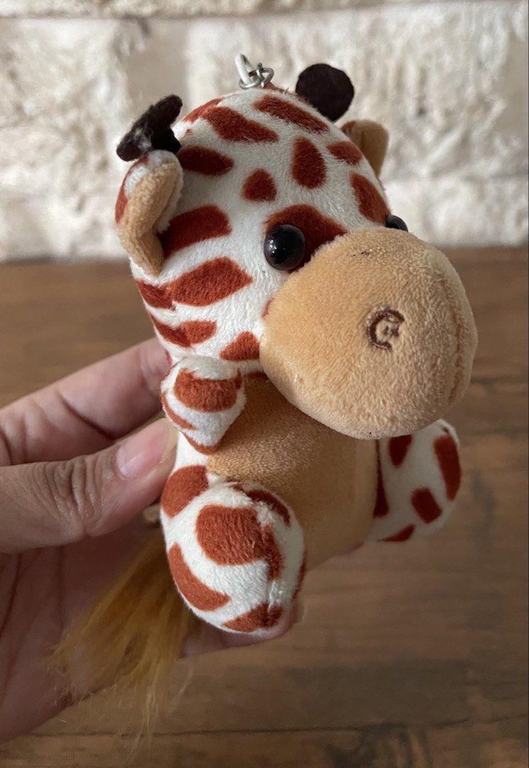 mini giraffe keychain (Category: Plushies & Soft Toys) located in San Fernando. Submitted by japansurpluselyu (Listing ID 1470493173, Image 3). Description: .