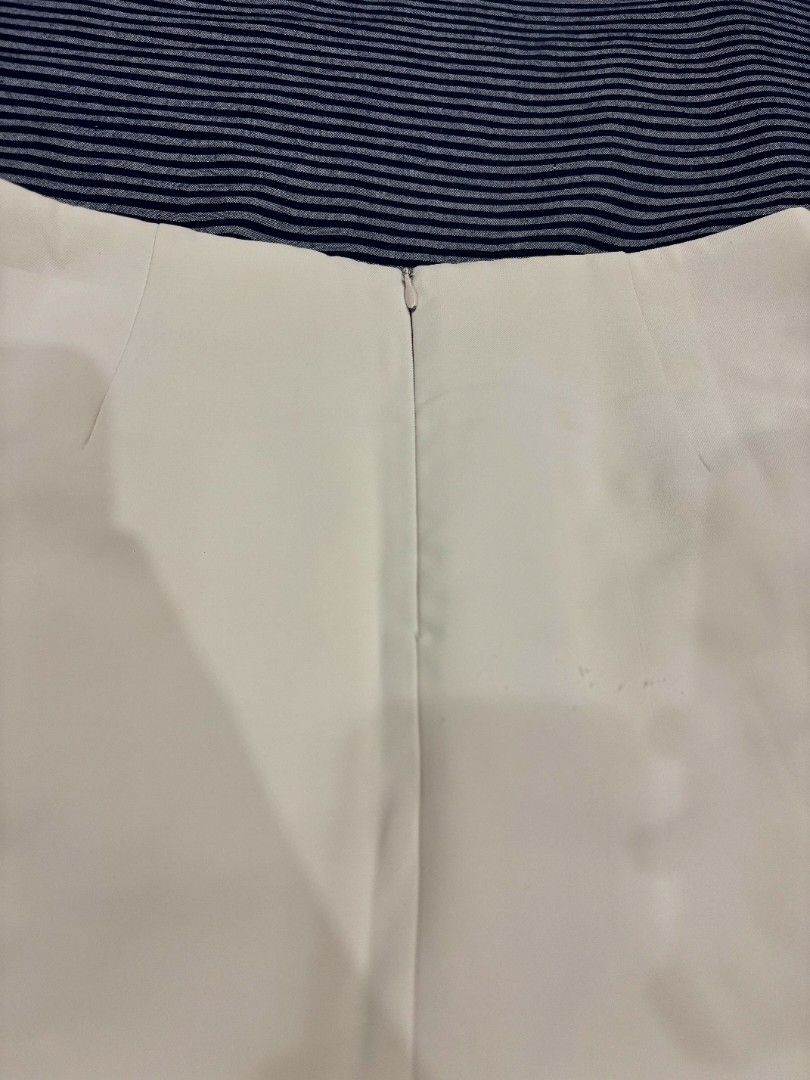 Mini skirt with inner lining (Category: Skirts) located in Cadiz. Submitted by soleil_montefalco (Listing ID 1470493837, Image 2). Description: - Style: Mini skirt, short length - Closure: Back zip - Lining: Fully lined with soft white fabric - Texture: Smooth - Not noticeable flaws/run at the back of the skirt. -manage your expectations. -S-M.