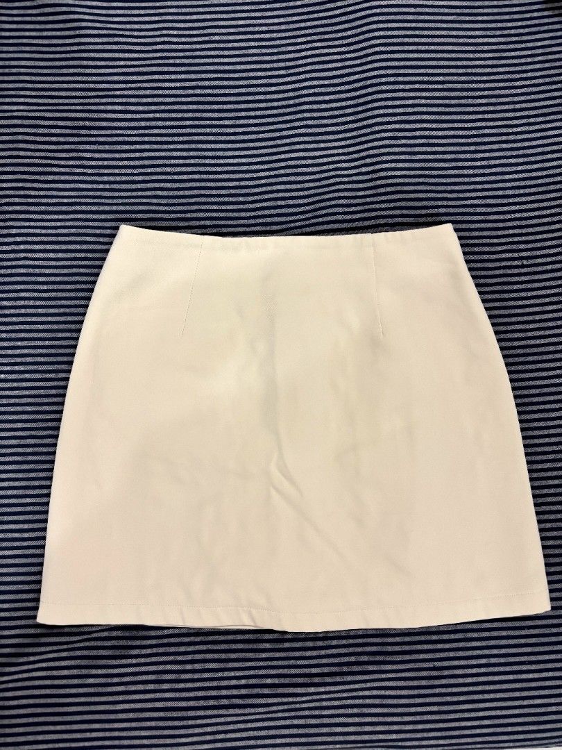 Mini skirt with inner lining (Category: Skirts) located in Cadiz. Submitted by soleil_montefalco (Listing ID 1470493837, Image 1). Description: - Style: Mini skirt, short length - Closure: Back zip - Lining: Fully lined with soft white fabric - Texture: Smooth - Not noticeable flaws/run at the back of the skirt. -manage your expectations. -S-M.