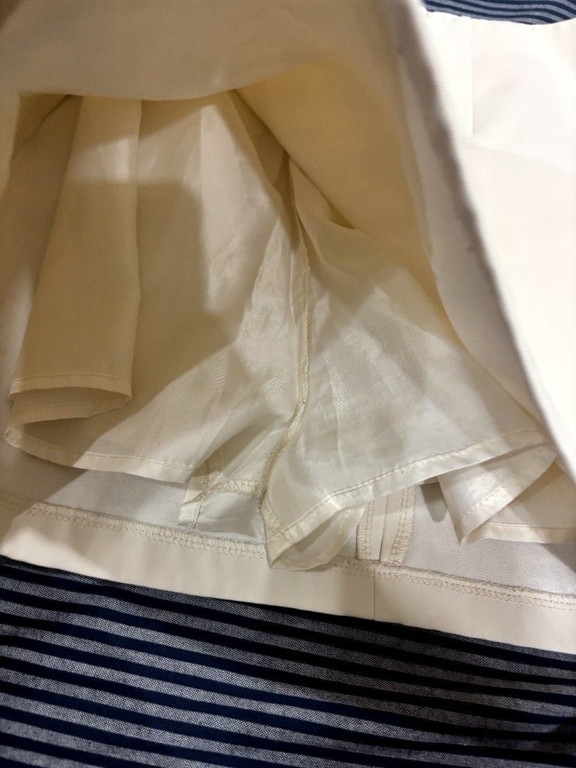 Mini skirt with inner lining (Category: Skirts) located in Cadiz. Submitted by soleil_montefalco (Listing ID 1470493837, Image 3). Description: - Style: Mini skirt, short length - Closure: Back zip - Lining: Fully lined with soft white fabric - Texture: Smooth - Not noticeable flaws/run at the back of the skirt. -manage your expectations. -S-M.