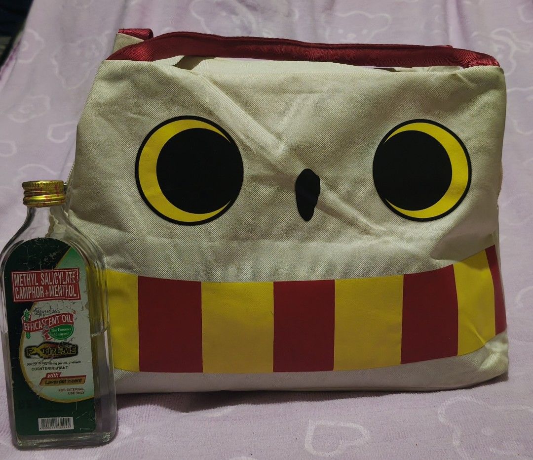 Miniso Hedwig Bag (Official Harry Potter Collaboration) (Category: Purses & Pouches) located in Villasis. Submitted by bunnybabe08 (Listing ID 1470485417, Image 2). Description: • Brand: Miniso (Official Harry Potter Collaboration) • Material: Canvas / Polyester Blend • Color/Hardware: Off-White with Red and Yellow Color-Blocking / Gold-Tone Zipper • Condition: Pre-owned condition with slight visible usage. Features a vibrant Hedwig graphic with 