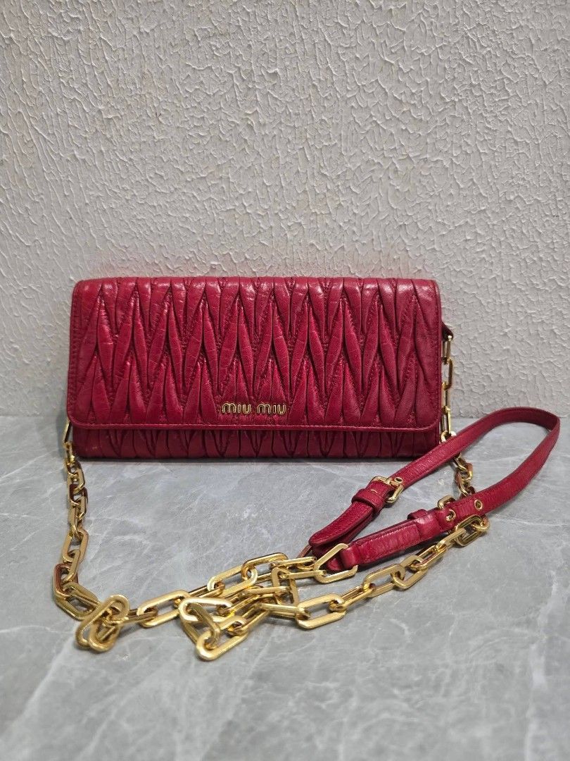 Miumiuh Wallet on Chain (WOC) Authentic💯💯 (Category: Shoulder Bags) located in Davao. Submitted by SecondhandItems97 (Listing ID 1470441336, Image 1). Description: Small size Includes generic dustbag.