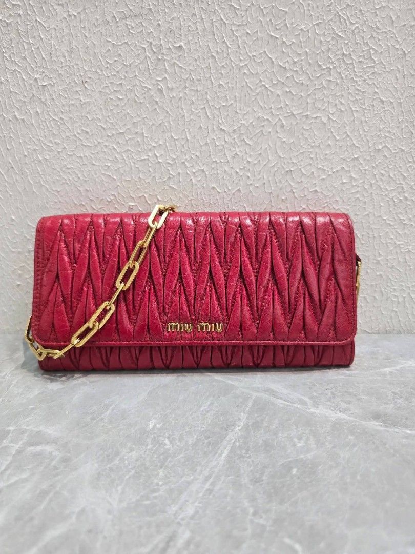 Miumiuh Wallet on Chain (WOC) Authentic💯💯 (Category: Shoulder Bags) located in Davao. Submitted by SecondhandItems97 (Listing ID 1470441336, Image 2). Description: Small size Includes generic dustbag.