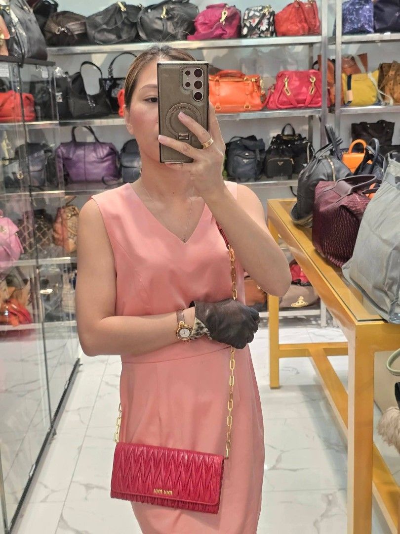 Miumiuh Wallet on Chain (WOC) Authentic💯💯 (Category: Shoulder Bags) located in Davao. Submitted by SecondhandItems97 (Listing ID 1470441336, Image 3). Description: Small size Includes generic dustbag.
