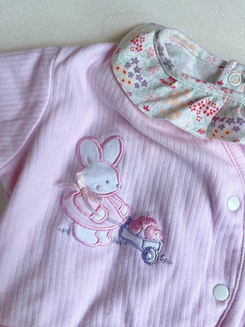 Mixed 🇬🇧 brands 3-6 m (Category: Babies & Kids Fashion) located in Bayombong. Submitted by whimsystuff (Listing ID 1470416638, Image 3). Description: Mixed 🇬🇧 brands NEXT 🇬🇧socks, H&M onesie, So Cute 🇬🇧 leggings, Vitamins cardigan 3-6 m Good as new set, onesie is Bnew P 450.