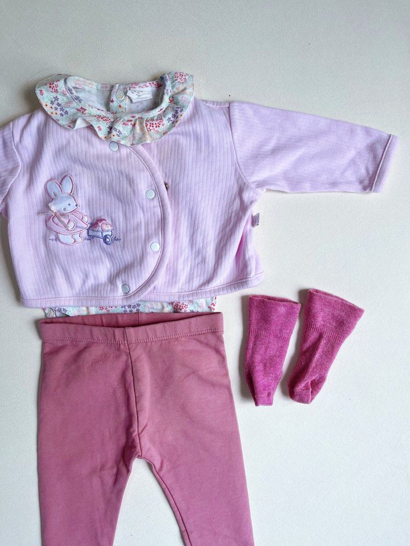 Mixed 🇬🇧 brands 3-6 m (Category: Babies & Kids Fashion) located in Bayombong. Submitted by whimsystuff (Listing ID 1470416638, Image 1). Description: Mixed 🇬🇧 brands NEXT 🇬🇧socks, H&M onesie, So Cute 🇬🇧 leggings, Vitamins cardigan 3-6 m Good as new set, onesie is Bnew P 450.